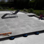 Debut de la pose Terrasse sur plots 100x100 Panarea Grey B