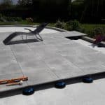 Debut de la pose Terrasse sur plots 100x100 Panarea Grey B