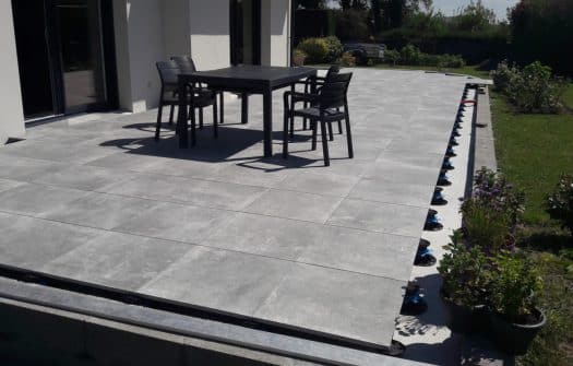 Vu d'ensemble de la terrase sur plots 100x100 Panarea Grey