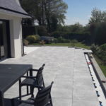Vu d'ensemble de la terrasse sur plots 100x100 Panarea Grey B