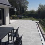 Vu d'ensemble de la terrasse sur plots 100x100 Panarea Grey B