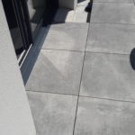 Vu rebord de baie vitrée Terrasse sur plots 100x100 Panarea Grey B