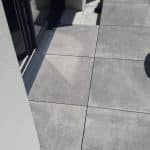 Vu rebord de baie vitrée Terrasse sur plots 100x100 Panarea Grey B