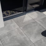 Vu rebord de baie vitrée Terrasse sur plots 100x100 Panarea Grey A