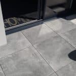 Vu rebord de baie vitrée Terrasse sur plots 100x100 Panarea Grey A
