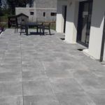 Vu d'ensemble de la terrasse sur plots 100x100 Panarea Grey A