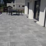 Vu d'ensemble de la terrasse sur plots 100x100 Panarea Grey A