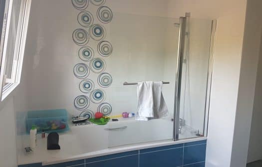 Vu sur la baignoire 23.5x58 Glam Mar, 23.5x58 Glam Blanco et 23.5x58 Décors Pop Blanco